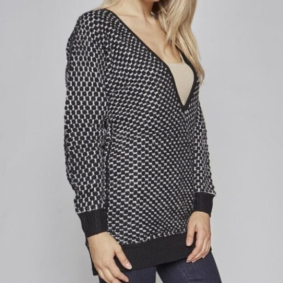 BLACK WHITE KNIT SWEATER - Picture 2 of 4